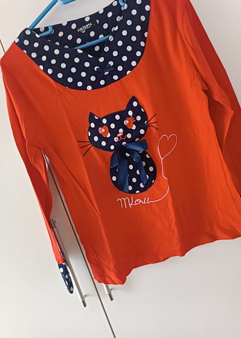 Düğmeli Kırmızı Baskılı Kedi Desenli Üst - Görsel 2