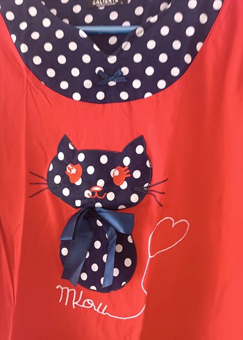 Düğmeli Kırmızı Baskılı Kedi Desenli Üst - Görsel 5