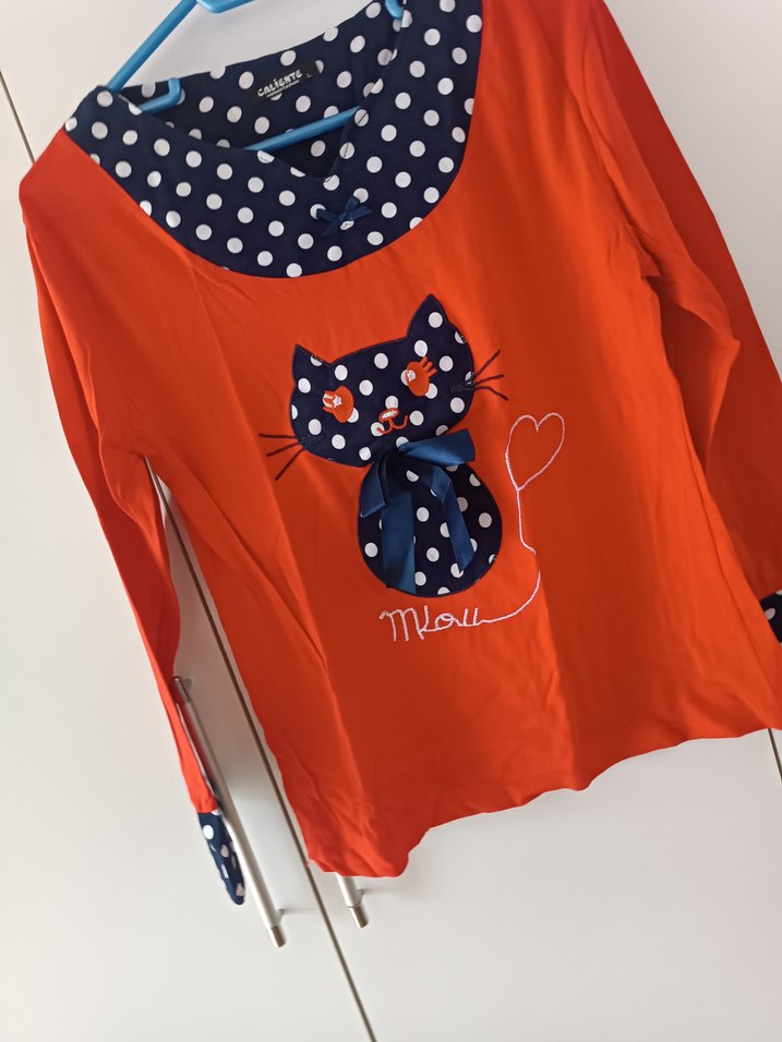 Düğmeli Kırmızı Baskılı Kedi Desenli Üst - Görsel 2