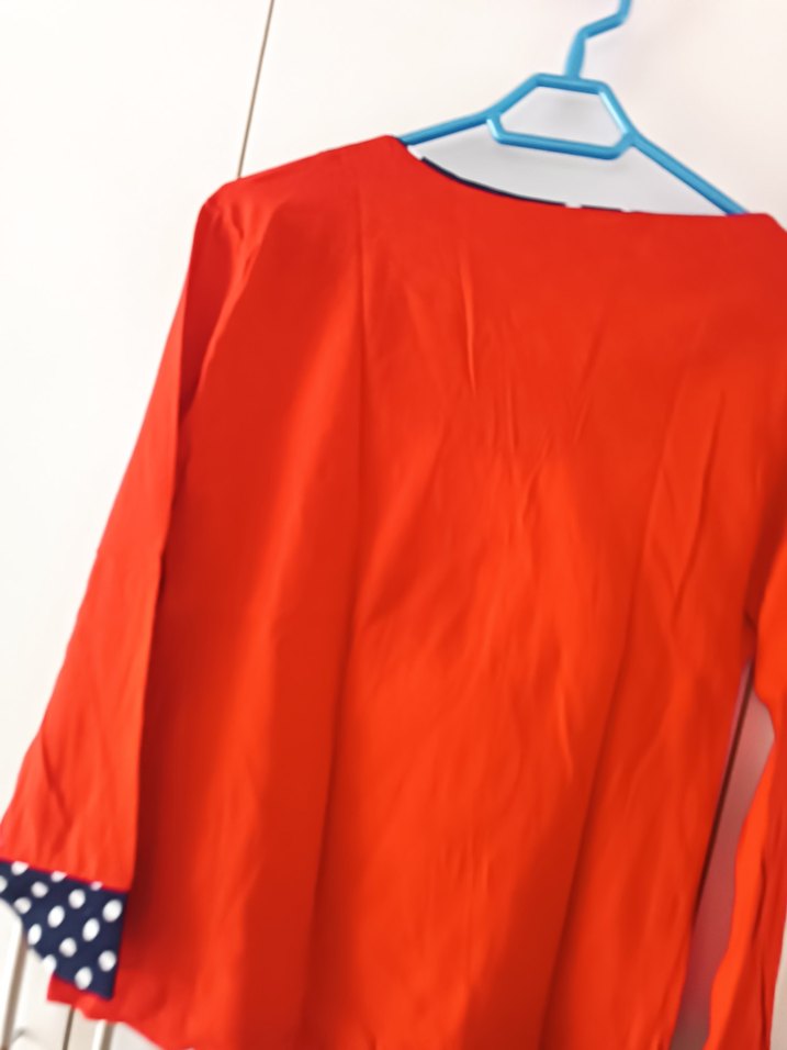 Düğmeli Kırmızı Baskılı Kedi Desenli Üst - Görsel 3