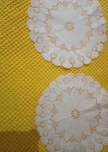 Sarı Kareli Dantel Süslemeli Masa Örtüsü - Görsel 2