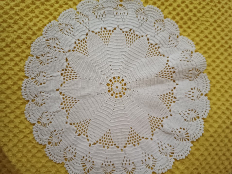 Sarı Kareli Dantel Süslemeli Masa Örtüsü - Görsel 4