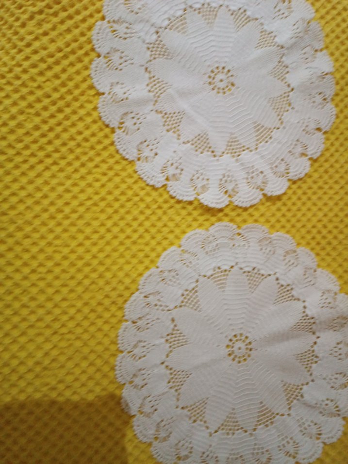 Sarı Kareli Dantel Süslemeli Masa Örtüsü - Görsel 2