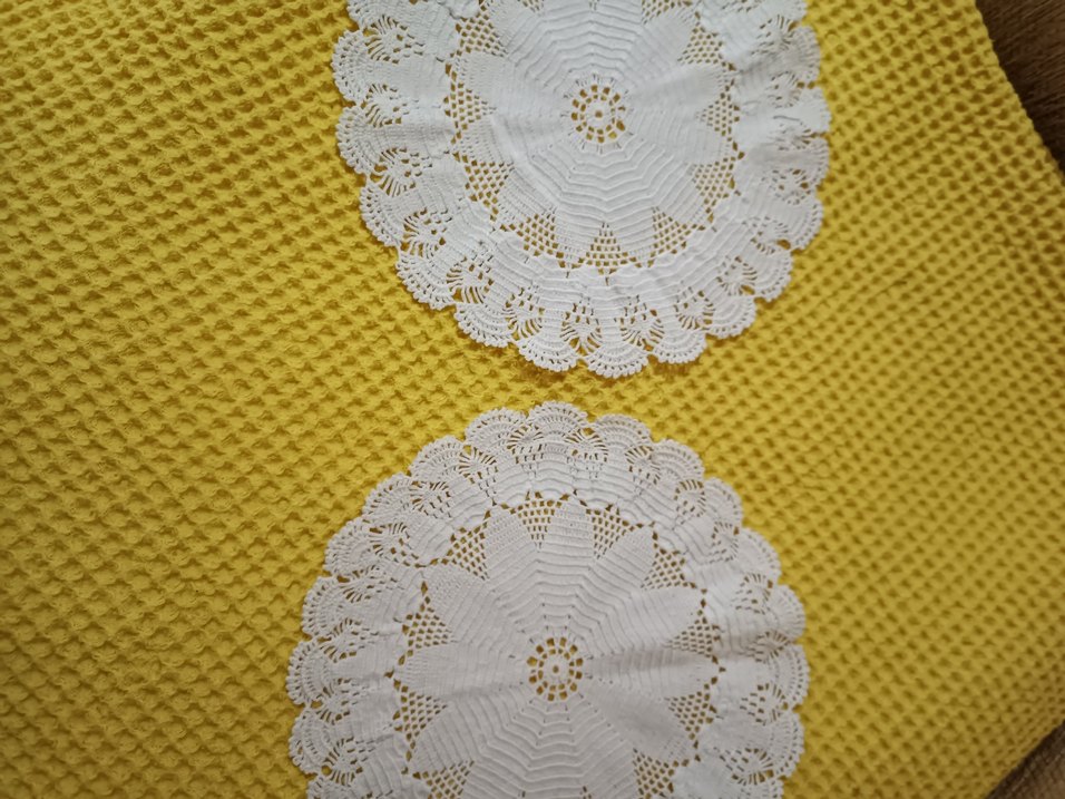 Sarı Kareli Dantel Süslemeli Masa Örtüsü - Görsel 3