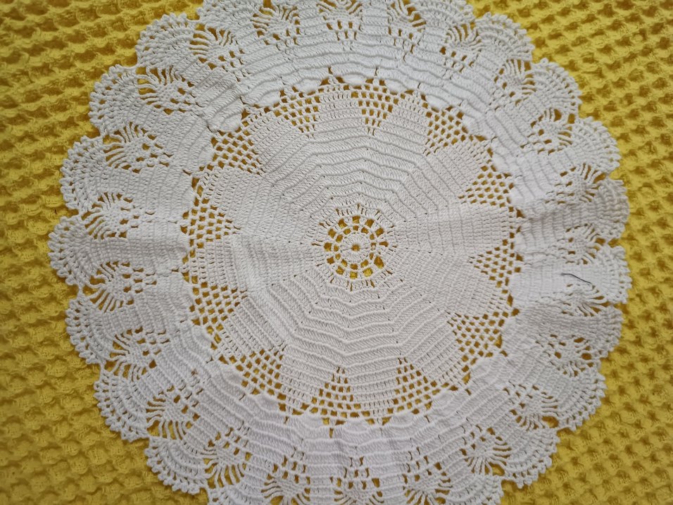 Sarı Kareli Dantel Süslemeli Masa Örtüsü - Görsel 5