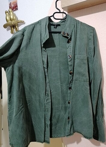 Mavi jeans, yaka detaylı gömlek 