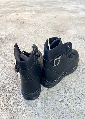 Siyah Bağcıklı Bot - Görsel 3