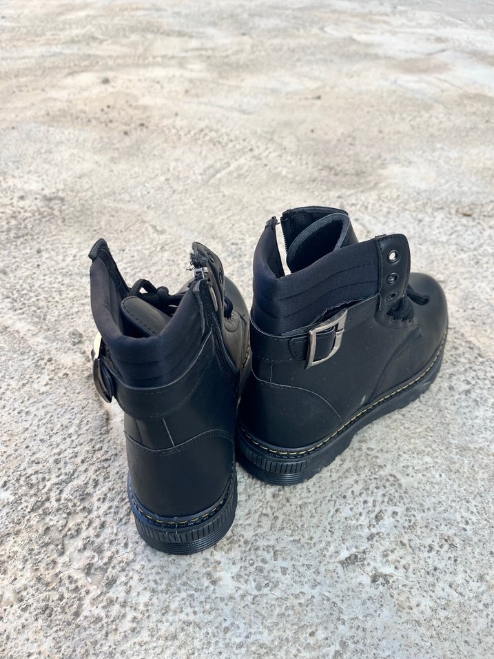 Siyah Bağcıklı Bot - Görsel 3