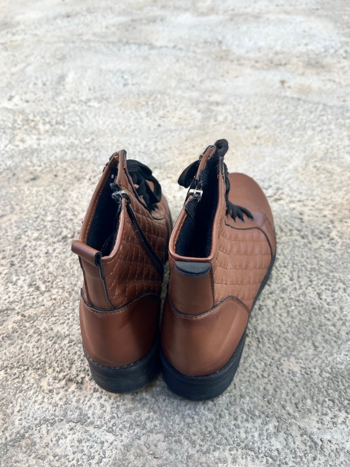 Kahverengi Deri Kareli Kadın Bot - Görsel 4