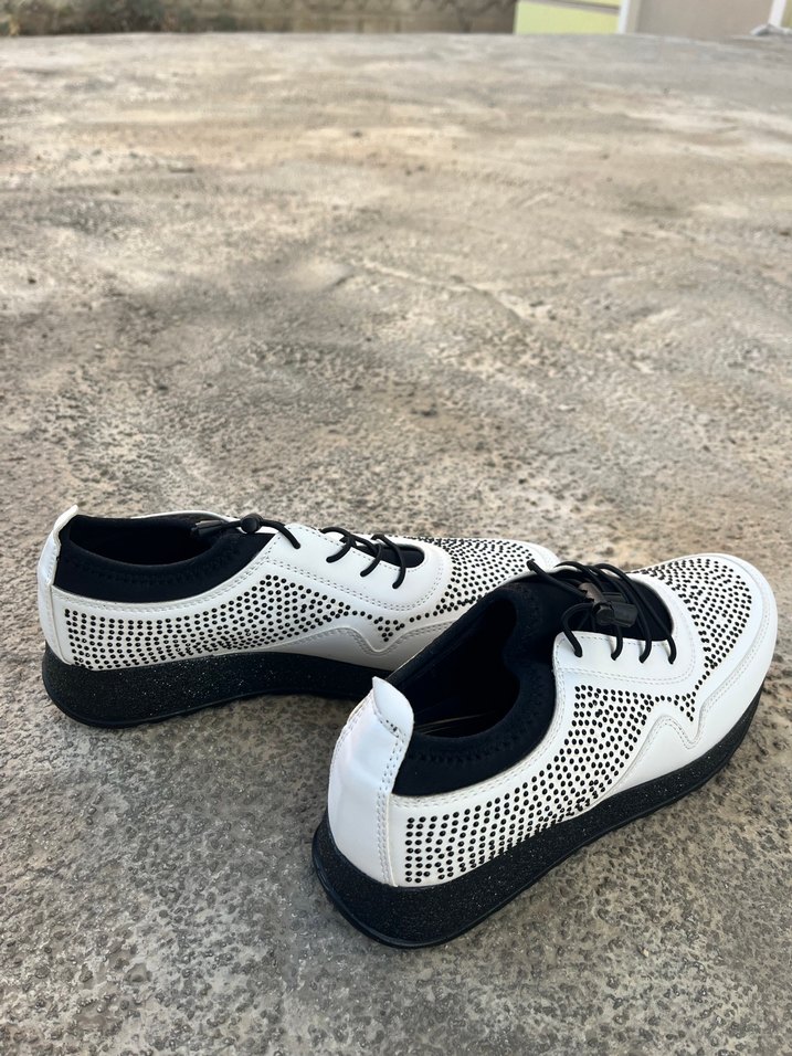 Beyaz Pul Detaylı  Kadın Spor Ayakkabı - Görsel 4