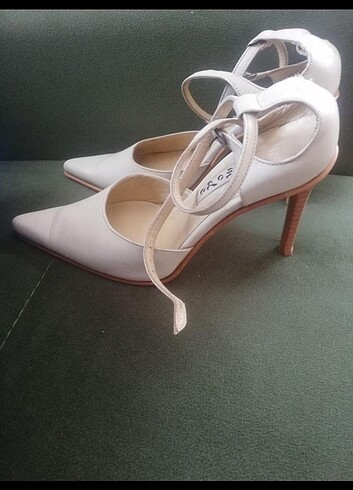 Hakiki deri, bilekten bağcıklı stiletto. 