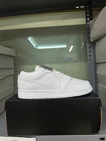 NIKE AİR JORDAN 1 LOW TRIPLE WHITE