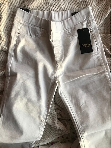Beyaz renk normal bel boru paça pantolon