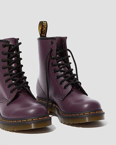 Dr. Martens mürdüm rengi bot
