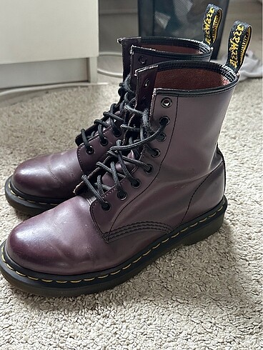 38 Beden Dr. Martens mürdüm rengi bot