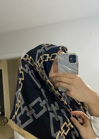 Armine Zincir Detaylı Parlak Siyah Kadın Eşarp - Görsel 2