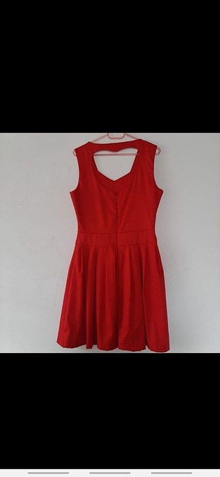 Diğer kırmızı elbise