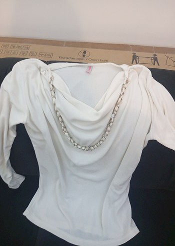 Zincir Detaylı Beyaz Bluz - Görsel 2
