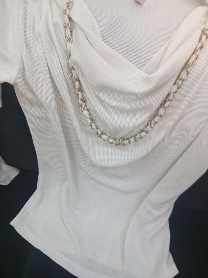 Zincir Detaylı Beyaz Bluz - Görsel 3