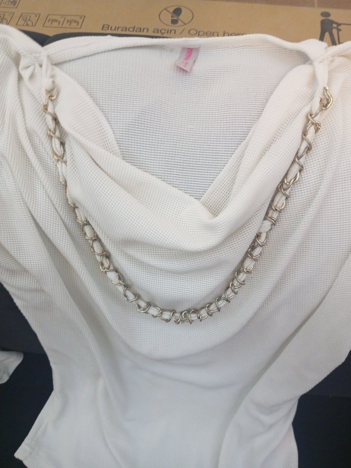 Zincir Detaylı Beyaz Bluz - Görsel 4