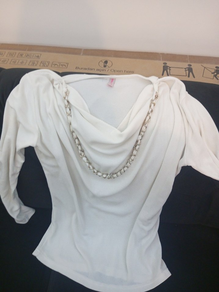 Zincir Detaylı Beyaz Bluz - Görsel 2