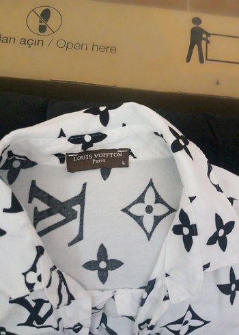 Beyaz Desenli V Yaka Gömlek - Görsel 4