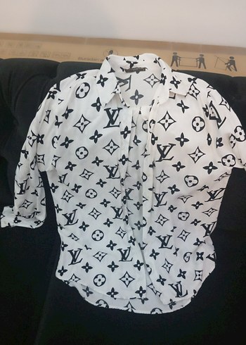 Beyaz Desenli V Yaka Gömlek - Görsel 3