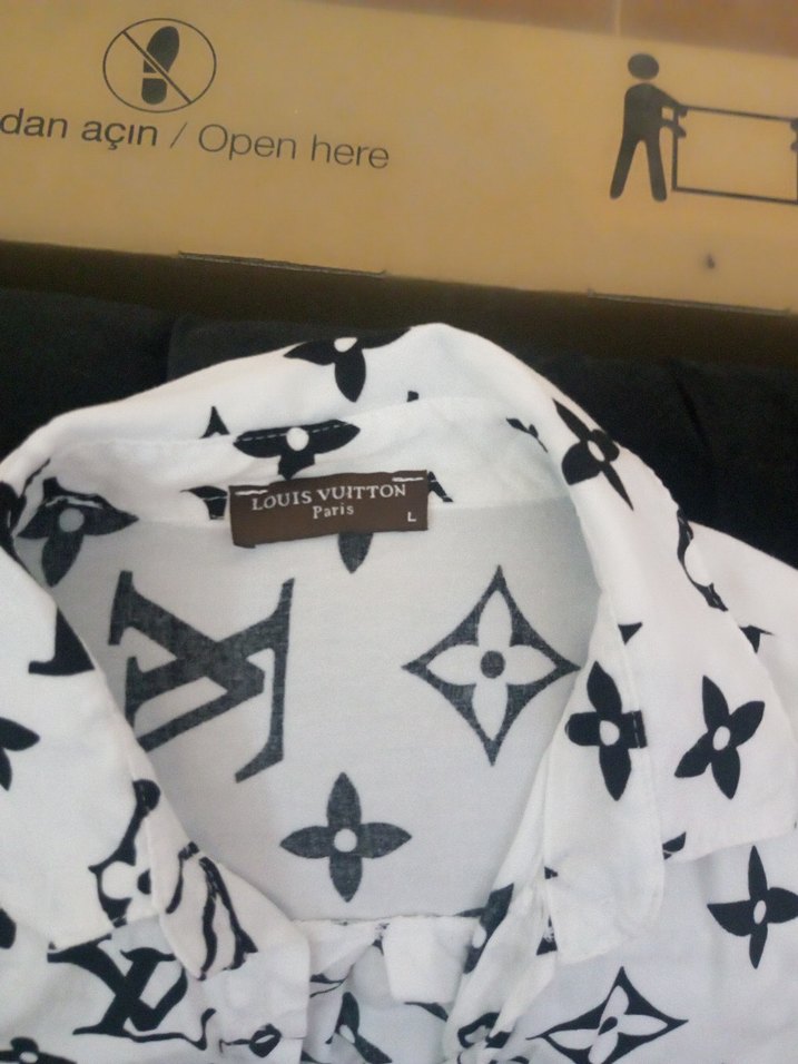 Beyaz Desenli V Yaka  Gömlek - Görsel 4