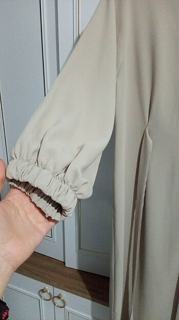 Düz bej rengi elbise - Görsel 2