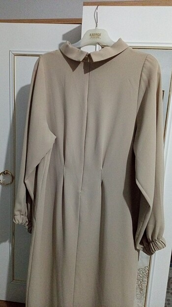 Düz bej rengi elbise - Görsel 6