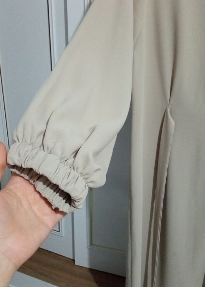 Düz bej rengi elbise - Görsel 2