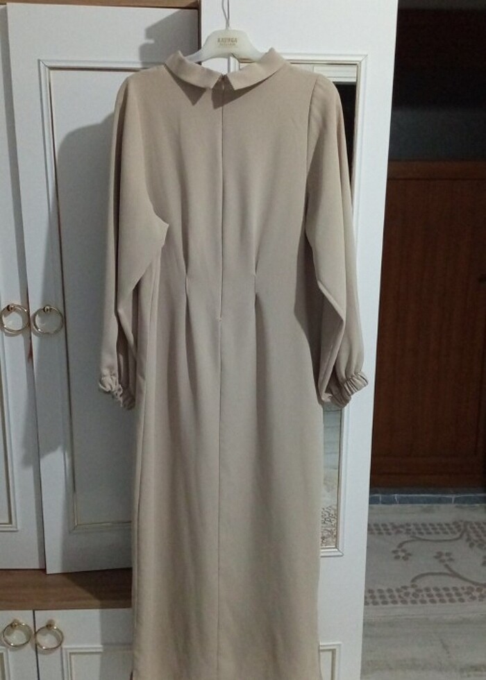 Düz bej rengi elbise - Görsel 4
