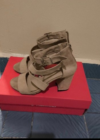 Bej Süet Tokalı Kadın Topuklu Ayakkabı - Görsel 3