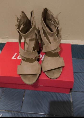 Bej Süet Tokalı Kadın Topuklu Ayakkabı - Görsel 2