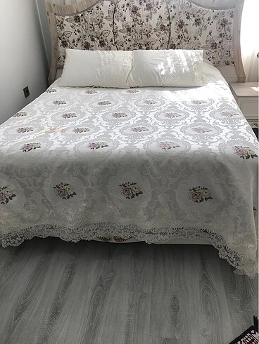 Kaneviçe desenli yatak örtüsü