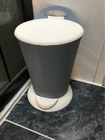 Pedallı çöp kovası