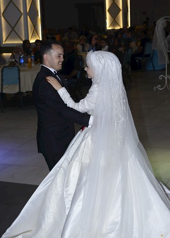 Gelinlik Parlak Beyaz Yüksek Yakalı Gelinlik