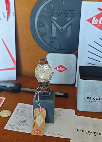 Lee Cooper LEE COOPER GEOMETRİK TASARIM SWAROVSKİ TAŞ KADIN SAAT