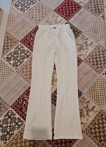 Beyaz yumuşak kumaş eşofman pantolon 