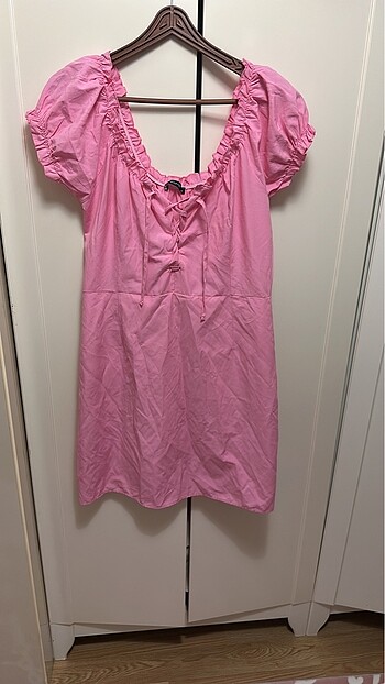 Pembe elbise