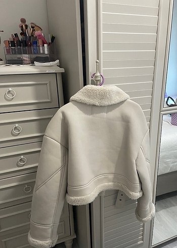 Stradivarius Stradivarius Kürk Detaylı Beyaz Mini Deri Ceket