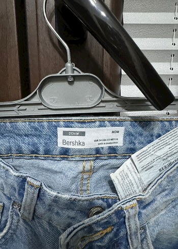 34 Beden mavi Renk Bershka mom jean