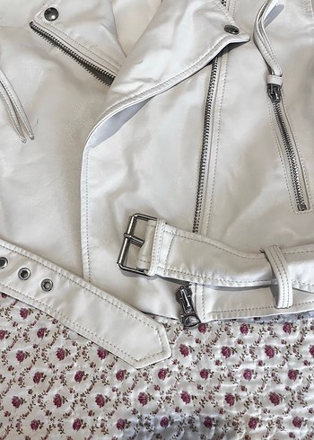 s Beden Bershka MarkaBeyaz Deri Kemerli Kadın Ceket
