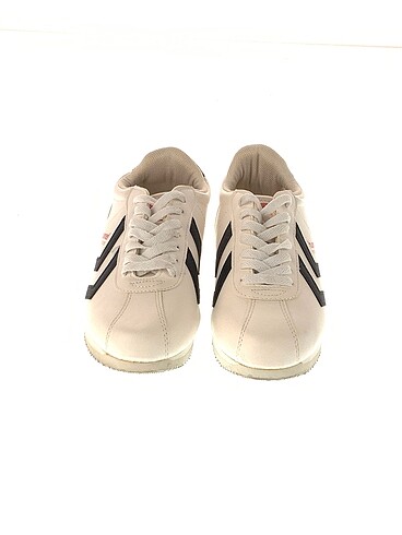38 Beden Hummel Spor Ayakkabı %70 İndirimli.