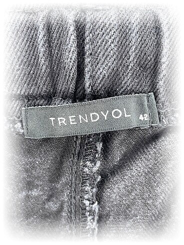 42 Beden Trendyol & Milla Mini Şort %70 İndirimli.