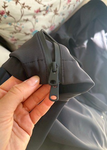 Siyah Kadın Fermuarlı Oysho Yağmurluk - Görsel 2