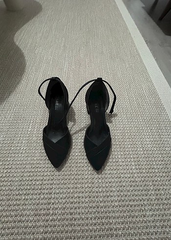 Siyah Tokalı Stiletto