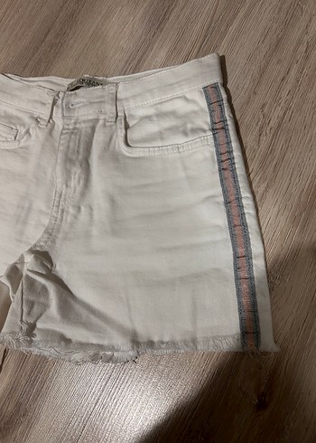LC Waikiki Gri Çizgili Beyaz Mini Denim Şort
