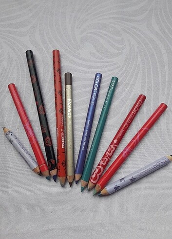 Çeşitli markalarda ve çeşitli renklerde göz kalemleri
