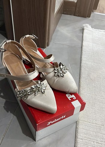 Beyaz Tokalı Taşlı Kadın Topuklu Ayakkabı - Görsel 3